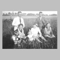 086-0090 Familie Templin und Frau Krahl aus Goldbach bei einer kleinen Rast nach einem Sonntagsspaziergang.jpg